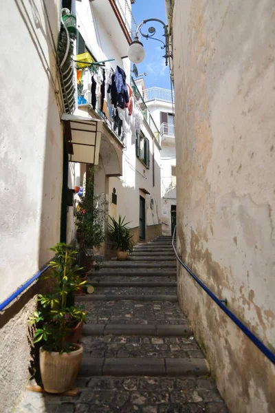 Een Verticaal Schot Van Een Lange Smalle Straat Met Trappen — Stockfoto