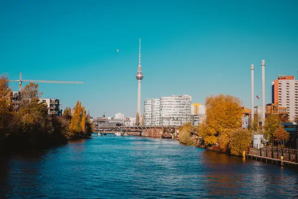 Kilátás Folyóra Városkép Hátterében Berlin — Stock Fotó