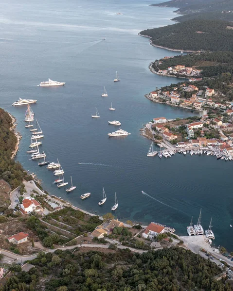 Eine Luftaufnahme Der Küste Mit Urlaubsorten Bei Den Booten Fiskardo — Stockfoto