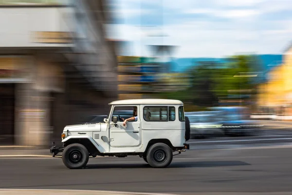 Hermoso Disparo Coche Que Conduce Rápido Ciudad —  Fotos de Stock