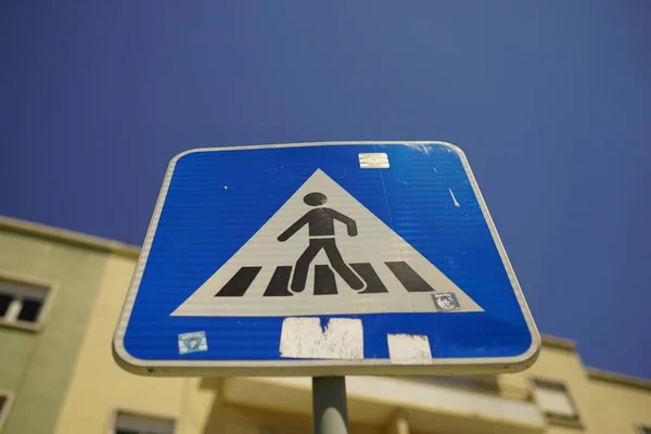 Low Angle Shot Blue Pedestrian Crossing Sign Blue Sky Background — Stock Photo, Image