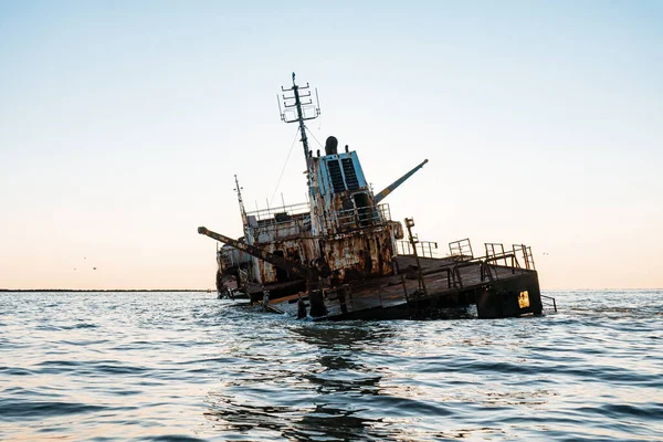 Eine Vertikale Aufnahme Eines Schiffswracks Sulina Zweig Des Donaudeltas Vor — Stockfoto