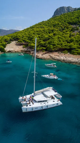 Vertikální Záběr Lodí Plujících Blízkosti Přístavu Ostrově Hydra Řecko — Stock fotografie