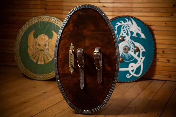 部屋に三つの木製の中世の盾 — ストック写真