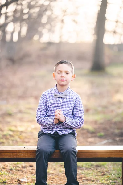 Een Blanke Jongen Bidt Met Gesloten Ogen Het Park Papoea — Stockfoto