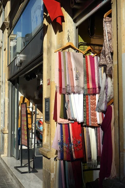 一个挂着围巾的商店入口 — 图库照片