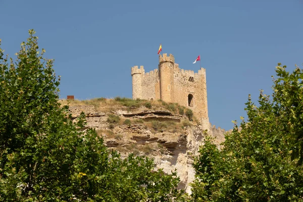 Uma Vista Castelo Localizado Topo Colina Alcala Del Jucar Contra — Fotografia de Stock