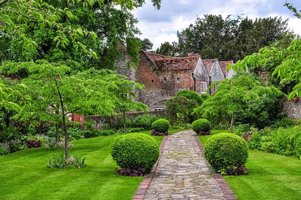 Der Schöne Gemütliche Garten Und Die Alten Gebäude — Stockfoto