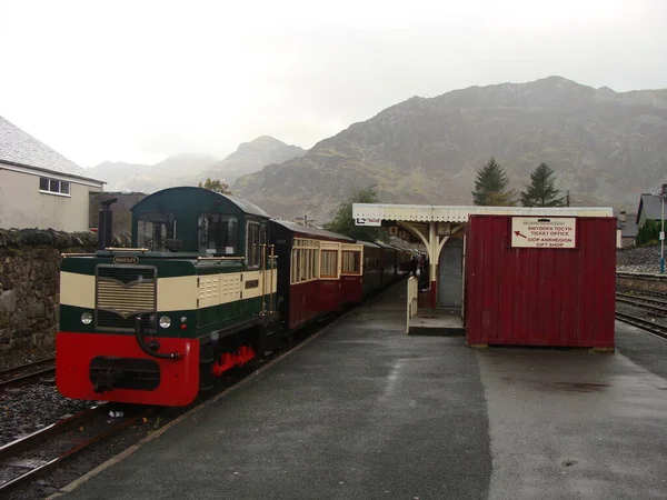 Σιδηροδρομικός Σταθμός Στο Εθνικό Πάρκο Snowdonia Στην Ουαλία — Φωτογραφία Αρχείου