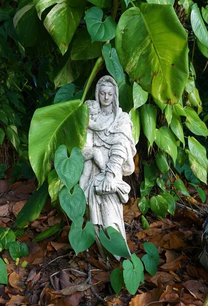 Vertical Shot Madonna Statue Nature — Stock Photo, Image