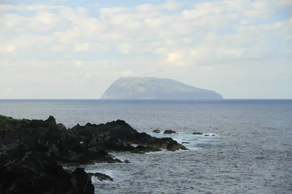 大海的自然景观 海浪冲刷着岩石 高山笼罩在云彩之下 — 图库照片