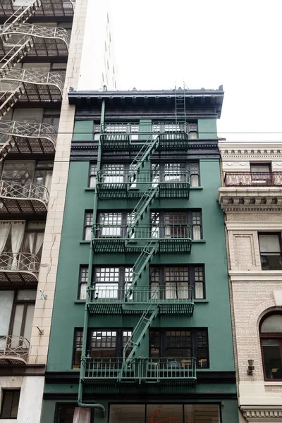 Ein Grünes Wohnhaus Mit Brandschutztreppe Der Stadt San Francisco Kalifornien — Stockfoto