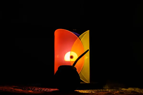 Renkli Bir Lambanın Önünde Bir Eşin Siluetinin Çekimi — Stok fotoğraf