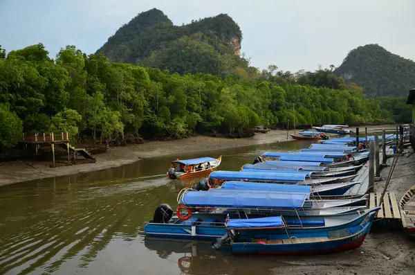 Ein Fluss Mit Vielen Alten Blauen Anlegebooten Langkawi Tagsüber — Stockfoto