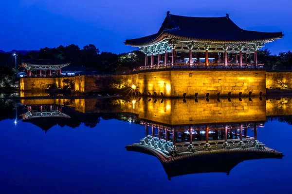 Close Lagoa Anapji Com Palácio Wolji Gyeongju Coreia Sul — Fotografia de Stock
