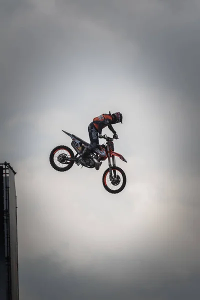 Tiro Vertical Piloto Imprudente Realizando Truques Acrobáticos Durante Feira Eicma — Fotografia de Stock