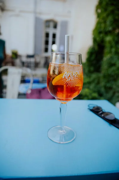 Großaufnahme Eines Aperol Spritz Cocktails Auf Einem Tisch — Stockfoto