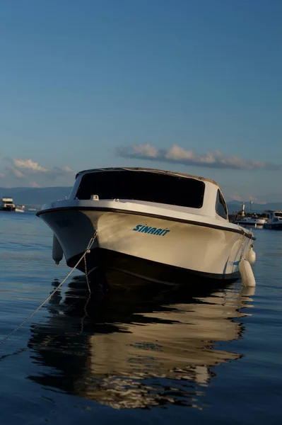 Ein Boot Mit Der Reflexion Auf Dem Wasser Vor Einem — Stockfoto