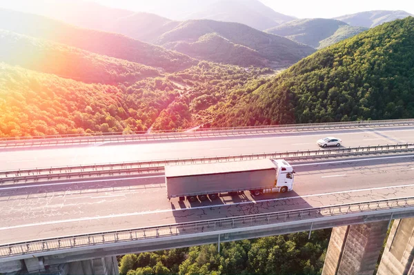 Una Vista Aérea Camión Carga Una Carretera — Foto de Stock