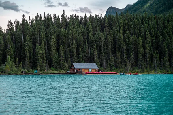 木を背景にビーチに家を持つエメラルド湖ルイーズの空中ビュー — ストック写真