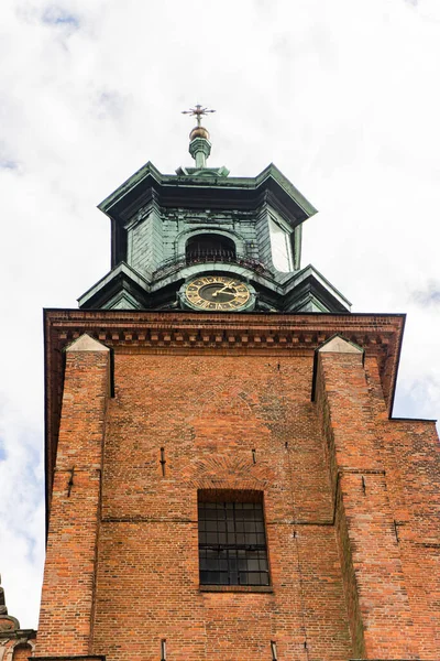 Vertikale Aufnahme Der Königlichen Kathedrale Von Gniezno Bei Bewölktem Himmel — Stockfoto