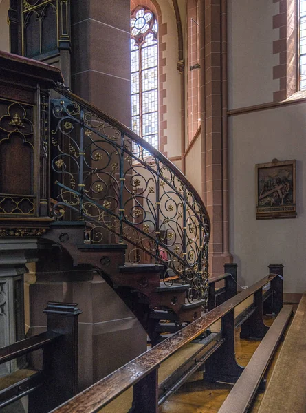 교회에서 난간으로 계단을 수직으로 — 스톡 사진