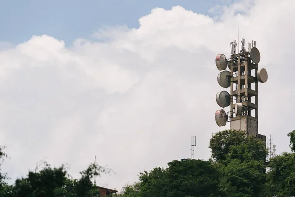 Plano Ángulo Bajo Una Torre Telecomunicaciones Hormigón Rodeada Árboles Contra — Foto de Stock