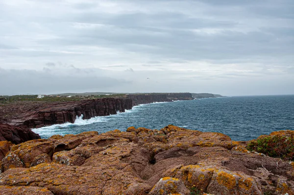 Une Belle Vue Sur Littoral Rocheux Par Une Journée Nuageuse — Photo