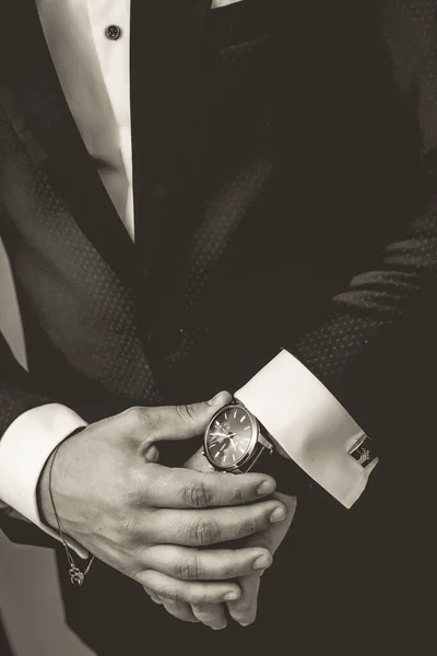 Vertical Shot Man Wearing Classical Suit Watch His Wrist — Stock Photo, Image