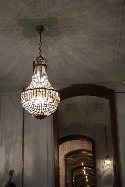 Plano Vertical Una Lámpara Araña Cristal Interior Con Espejo Colgado — Foto de Stock