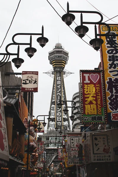 Egy Függőleges Felvétel Osaka Utcájáról Színes Táblákkal Épületekkel — Stock Fotó