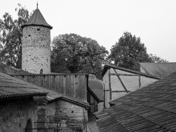 屋根の上に小さな塔のある古い建物の眺め — ストック写真