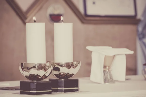 Una Vista Hermosas Velas Encendidas Candelabros Sobre Mesa — Foto de Stock