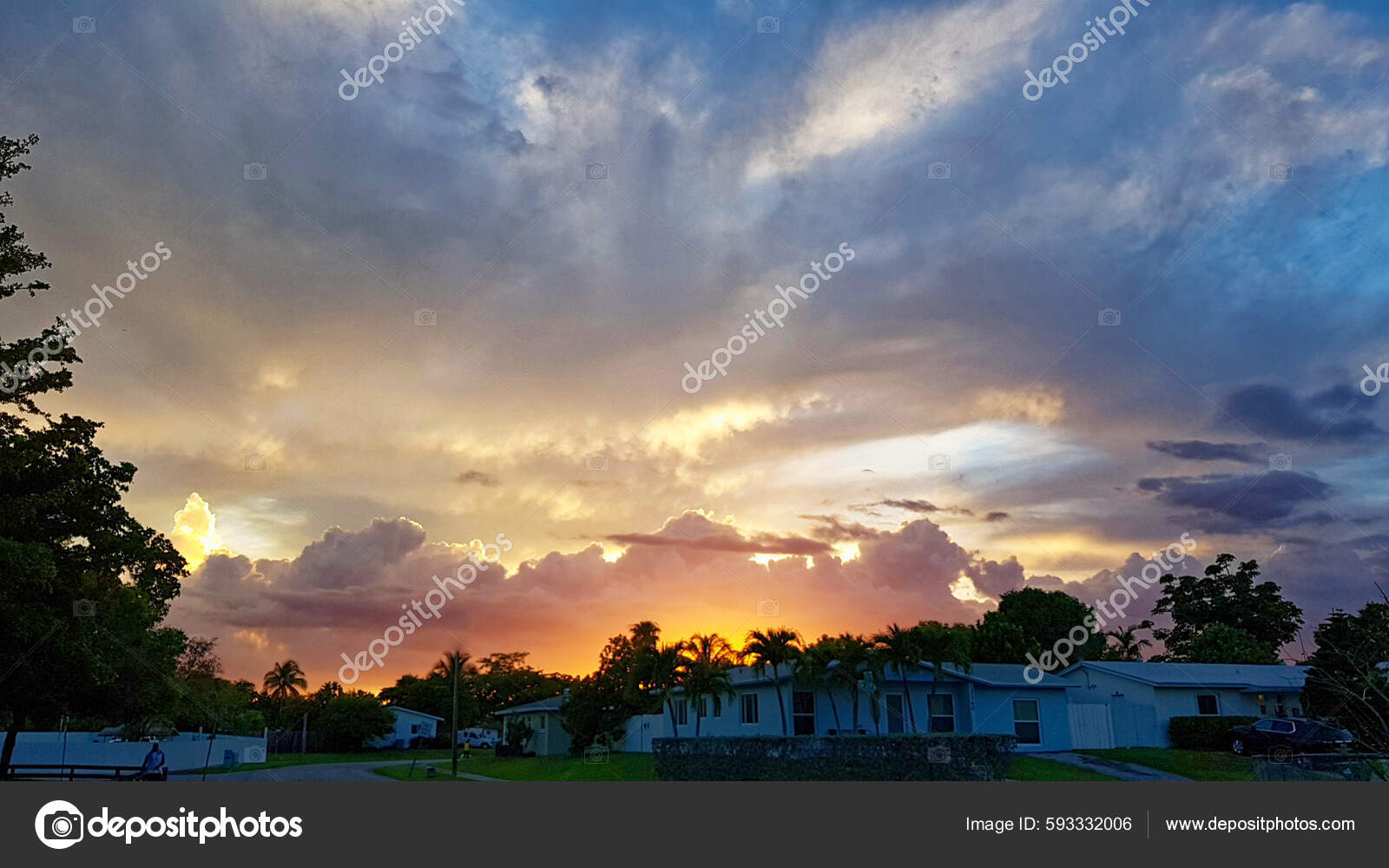 Bela foto de um moinho de vento perto do lago sob um céu nublado