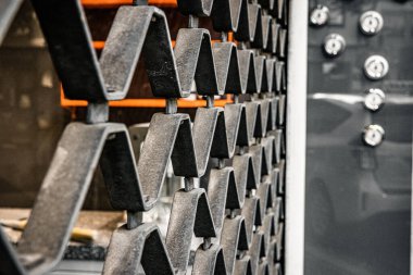 Açık havada, arka planda bulanık metal çitlere yakın çekim.