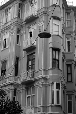Bir binanın dış kısmının dikey gri tonlamalı görüntüsü
