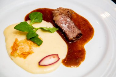 Bir gurme yemeğinin yüksek açılı görüntüsü.