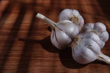 Ahşap bir masada sarımsaklı karanfil.