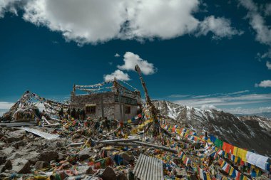 Hindistan 'ın Ladakh kentindeki kırsal bölgelerdeki renkli afişlerin hava görüntüsü