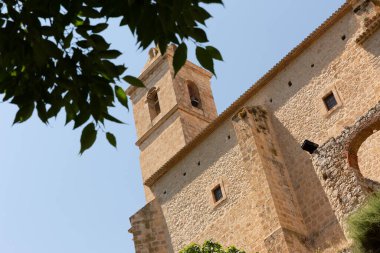 Alcala del Jucar tepesindeki bir kalenin alçak açılı görüntüsü bulutsuz bir gökyüzüne karşı.