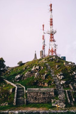Staris 'in telekomünikasyon vericilerine girdiği Stony Hill' in dikey görüntüsü.