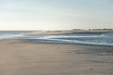 Sylt, Almanya 'da kumlu bir plajın güneşli manzarası