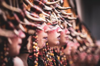 Almansa 'ya uluslararası turist ilgisi festivalinde bazı kadınların perspektif çekimi.