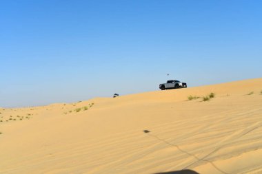 Sabahın erken saatlerinde El Qudra Gölü 'nde İHA' lı Offroaderlarla yapılan kum tepelerinin manzarası.