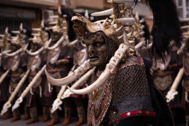 Almansa 'ya ilgi duyan uluslararası turist festivalleri kostümlü bir kişi..