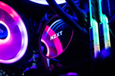NZXT 'den renkli Özel Oyun PC aygıtlarının parçalarının düşük açılı yakın plan görüntüsü