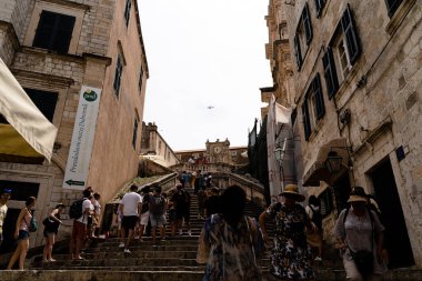 Şehir merkezinde gezen turistlerin geniş bir görüntüsü