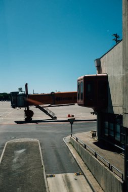 Havaalanında kapıdan uçağa kadar uzun bir yol var.