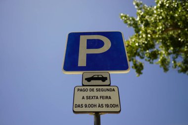 Arka planda mavi gökyüzü olan bir trafik işaretinin yakın çekimi.