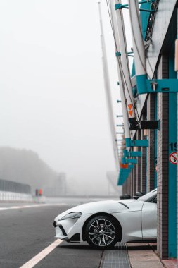 Bir Toyota Supra GR arabasının Hollanda, Assen 'de kutudan çıkarken dikey görüntüsü.